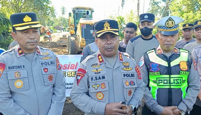 Jelang HUT Bhayangkara ke-80, Polres Konsel Gelar Bakti Sosial Berupa Penimbunan Jalan Berlubang