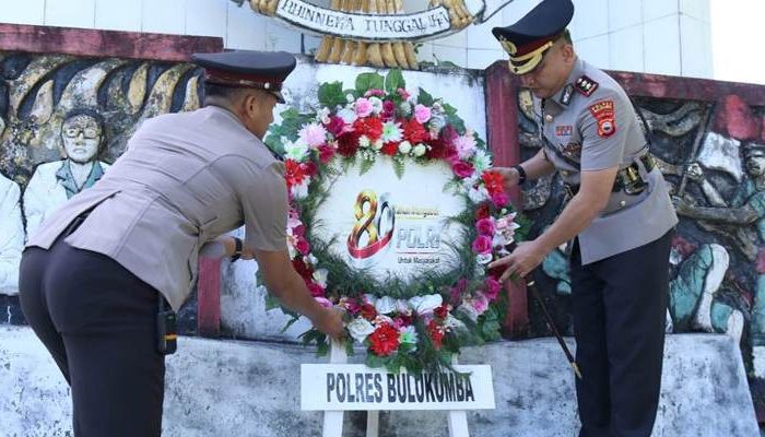 Mengenang Jasa Pahlawan, Polres Bulukumba Gelar Upacara Ziarah dan Tabur Bunga